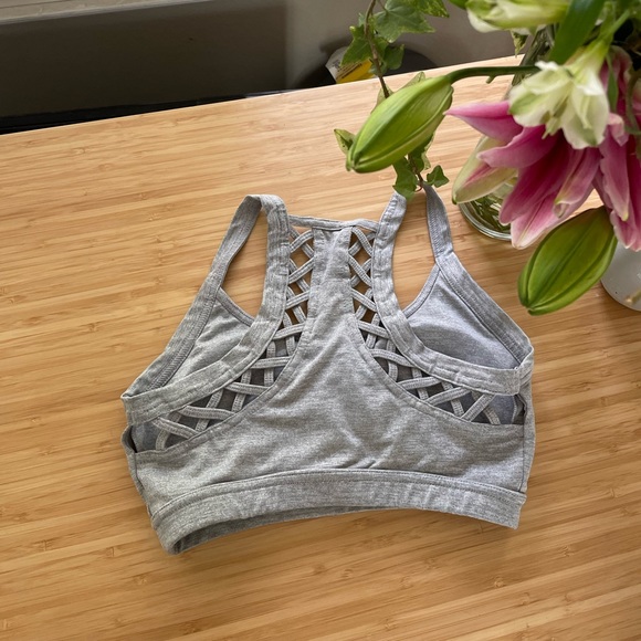 Forever 21 sports bra grey, great material nice and thick sturdy XS-S size - Picture 2 of 8